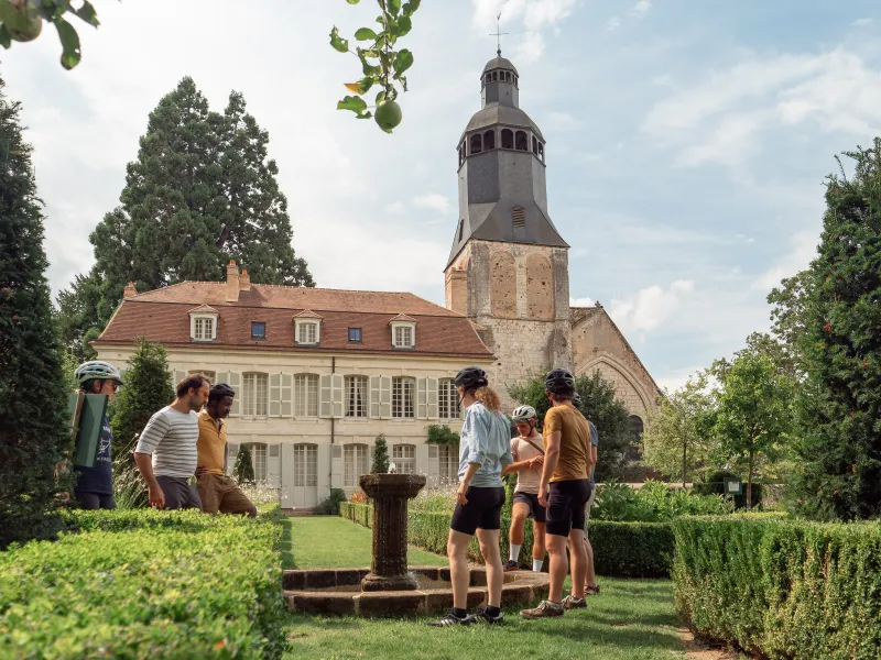 Cyclotouristes se promenant dans les jardins de l'Abbaye Ă Thiron-Gardais