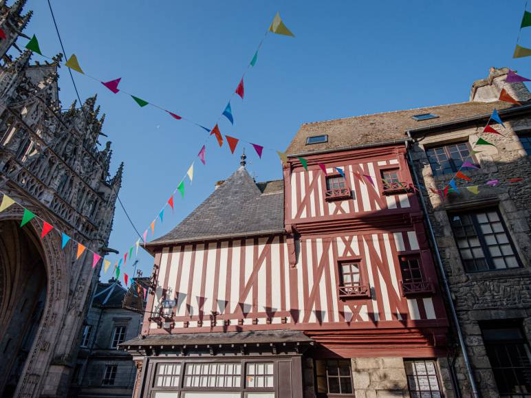 Basilique Notre-Dame d'Alençon et maisons à pans de bois dans le centre-ville d'Alençon