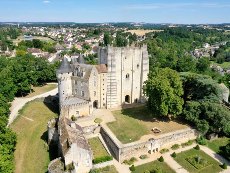 Château des Comtes du Perche à Nogent-le-Rotrou le long de la Véloscénie